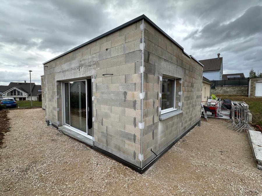 Extension maison pose menuiseries PVC