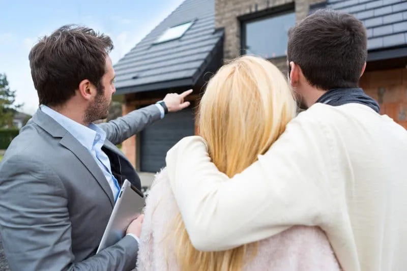 photo d'un couple avec un professionnel