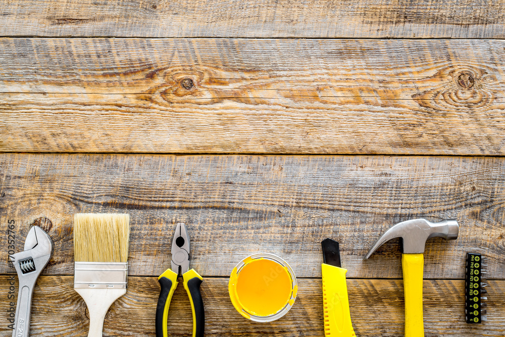 photo d'outils posé sur une vielle planche en bois